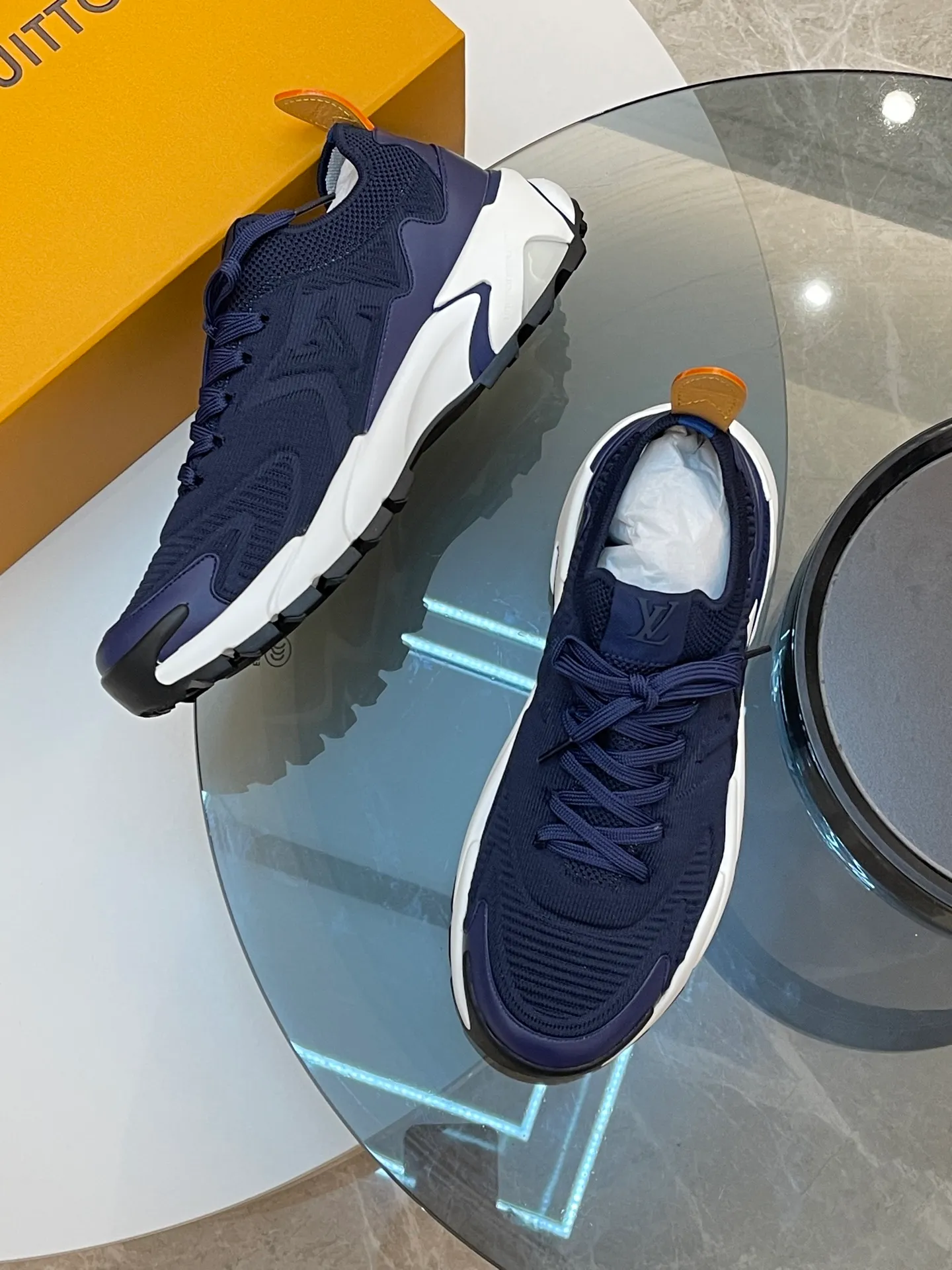 [L Home] Top P: 700💰 Size: 39-44 (customized at 38.45.46) LV Donkey Brand Louis Vuitton RUNNER TATIC new men's sneakers This LV Runner Tatic sneaker uses a whole piece of technical knitting to create an easy-to-take-off design, and then outlines the upper with cow leather trim. The LV logo on the side releases a dynamic atmosphere between the textures, the leather back strap is shaped like the handle fastener of the Louis Vuitton leather goods series, and the lightweight and wear-resistant two-tone rubber sole completes the whole. The toe and heel wrap details continue to provide comfortable fabric foot support, creating a stylish and stylish upper! Comes with full original packaging!